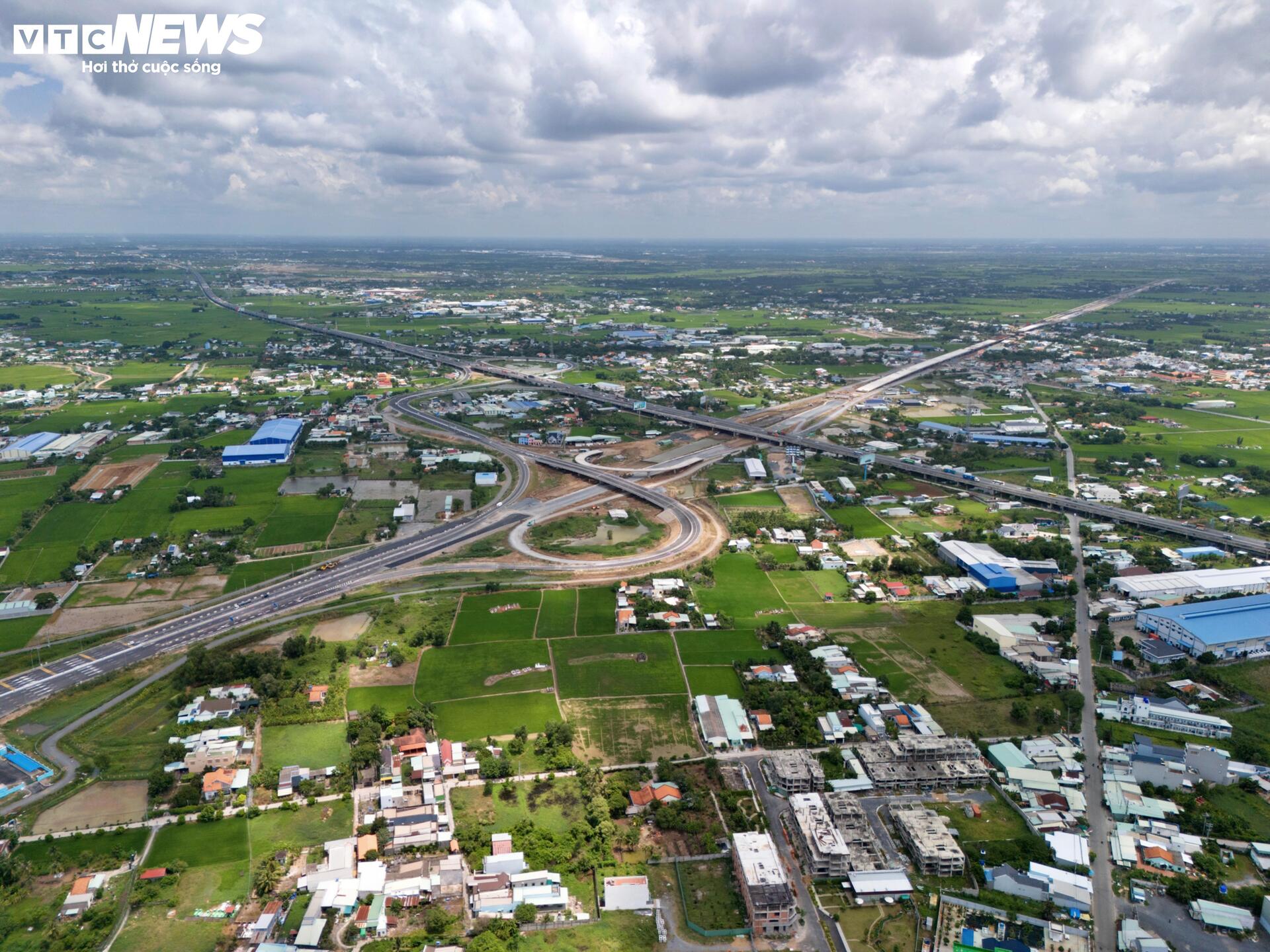 Cận cảnh n&uacute;t giao Mỹ Y&ecirc;n kết nối 3 cao tốc ngh&igrave;n tỷ trước th&ocirc;ng xe kỹ thuật - Ảnh 17.