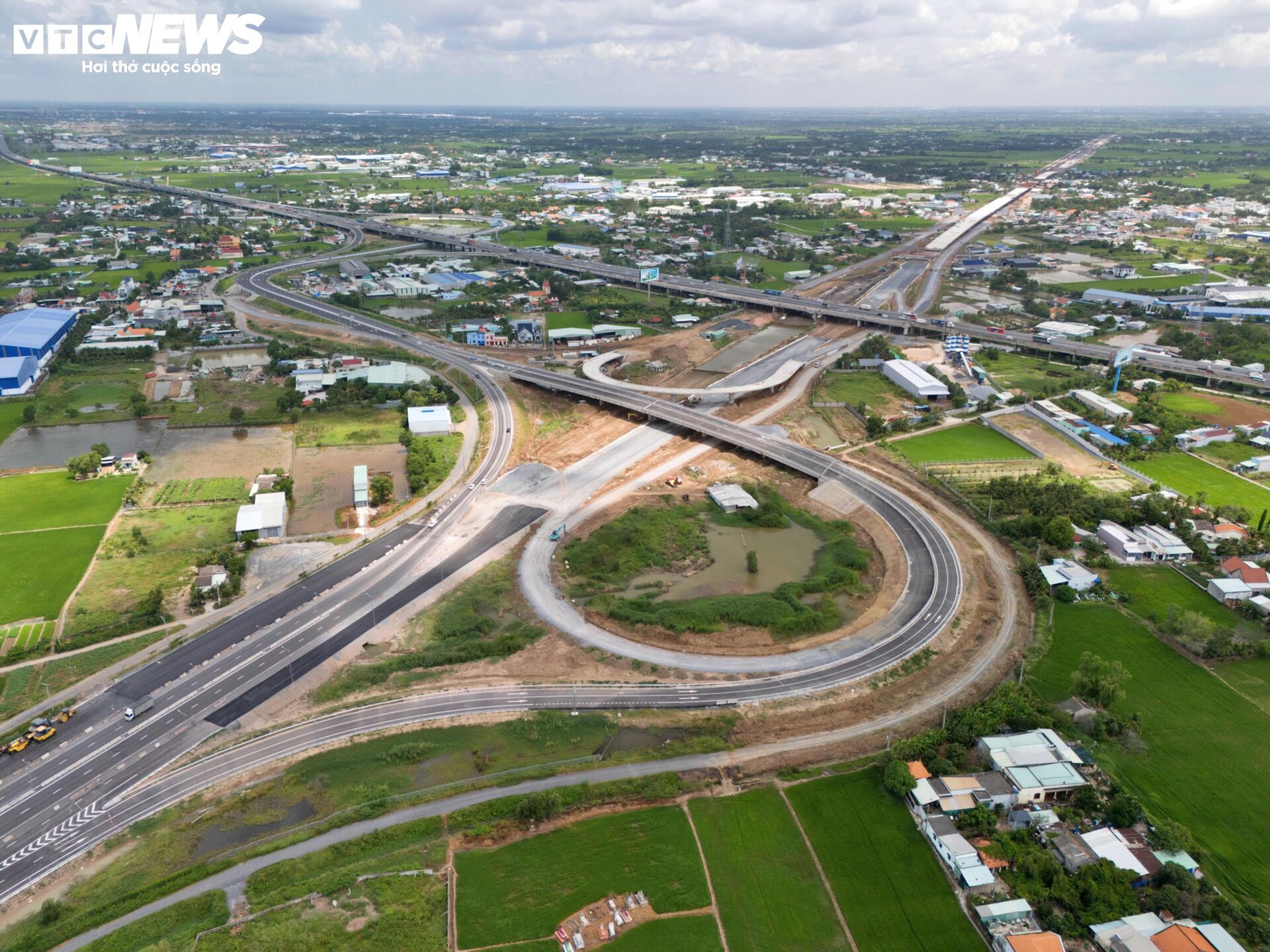 Cận cảnh n&uacute;t giao Mỹ Y&ecirc;n kết nối 3 cao tốc ngh&igrave;n tỷ trước th&ocirc;ng xe kỹ thuật - Ảnh 1.