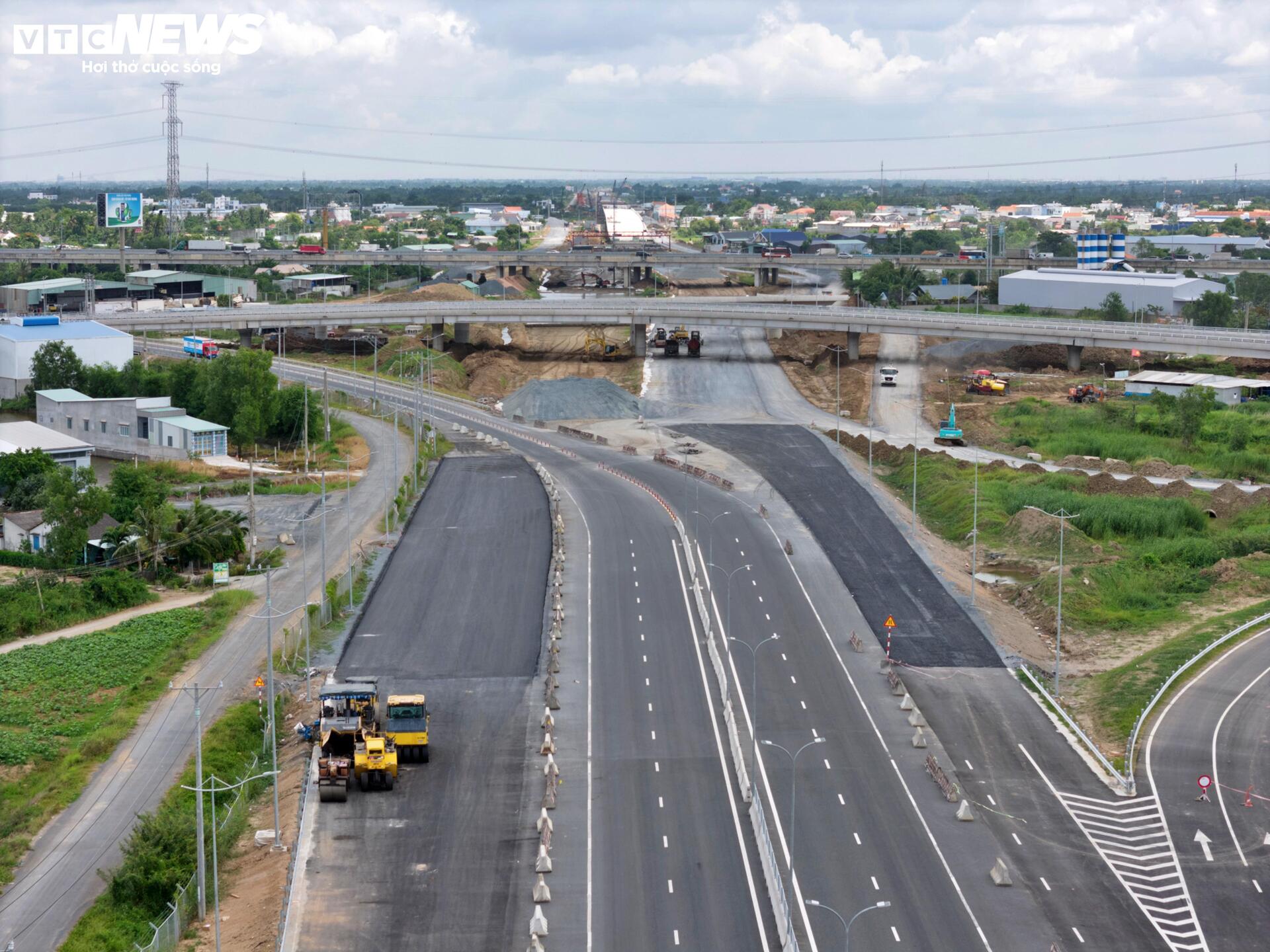 Cận cảnh n&uacute;t giao Mỹ Y&ecirc;n kết nối 3 cao tốc ngh&igrave;n tỷ trước th&ocirc;ng xe kỹ thuật - Ảnh 6.