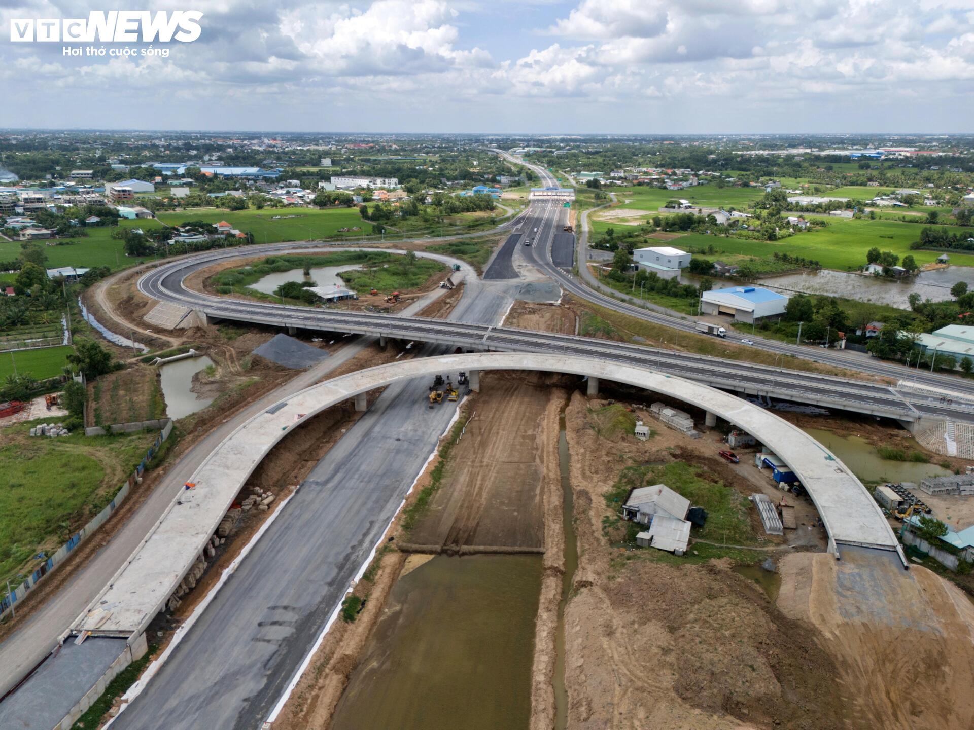 Cận cảnh n&uacute;t giao Mỹ Y&ecirc;n kết nối 3 cao tốc ngh&igrave;n tỷ trước th&ocirc;ng xe kỹ thuật - Ảnh 13.