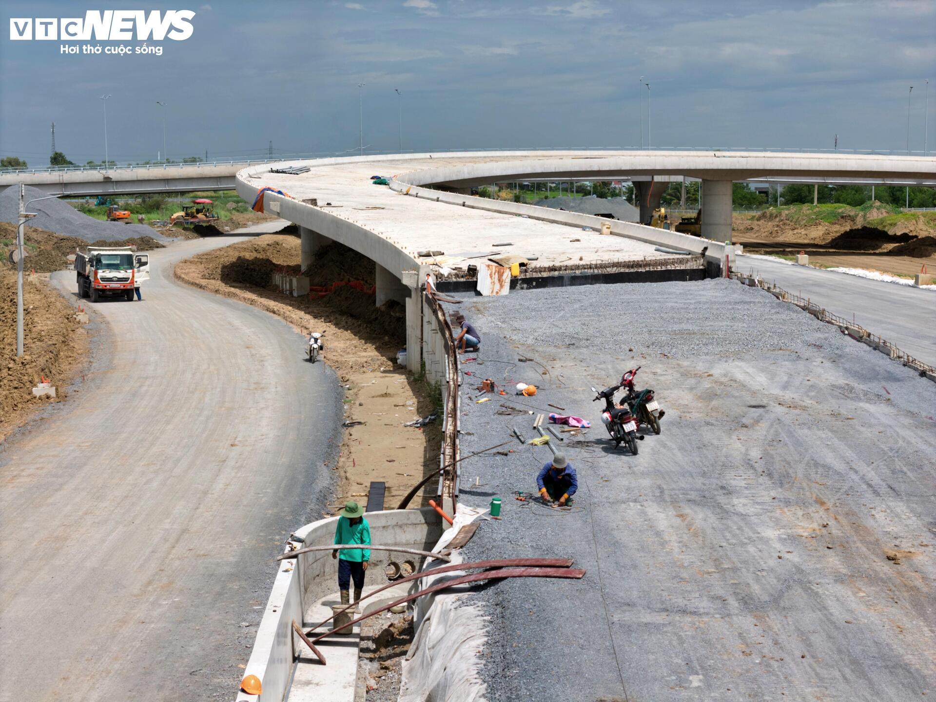 Cận cảnh n&uacute;t giao Mỹ Y&ecirc;n kết nối 3 cao tốc ngh&igrave;n tỷ trước th&ocirc;ng xe kỹ thuật - Ảnh 8.