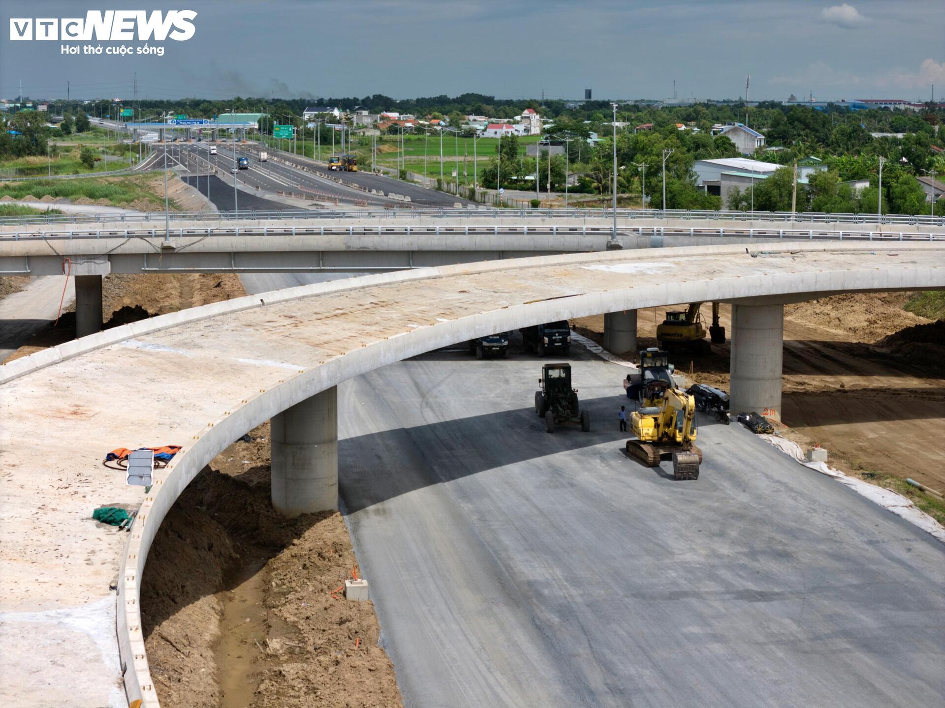 Cận cảnh n&uacute;t giao Mỹ Y&ecirc;n kết nối 3 cao tốc ngh&igrave;n tỷ trước th&ocirc;ng xe kỹ thuật - Ảnh 5.