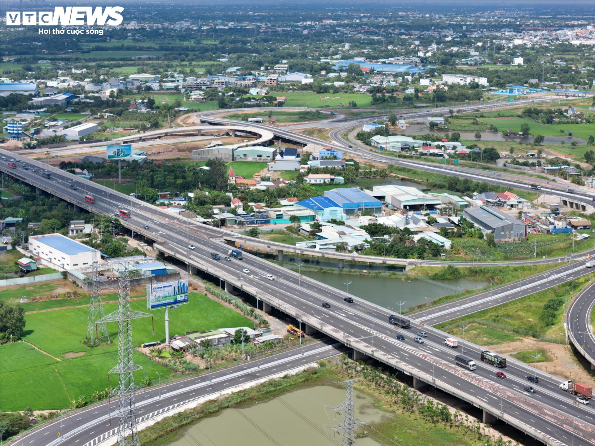 Cận cảnh n&uacute;t giao Mỹ Y&ecirc;n kết nối 3 cao tốc ngh&igrave;n tỷ trước th&ocirc;ng xe kỹ thuật - Ảnh 14.