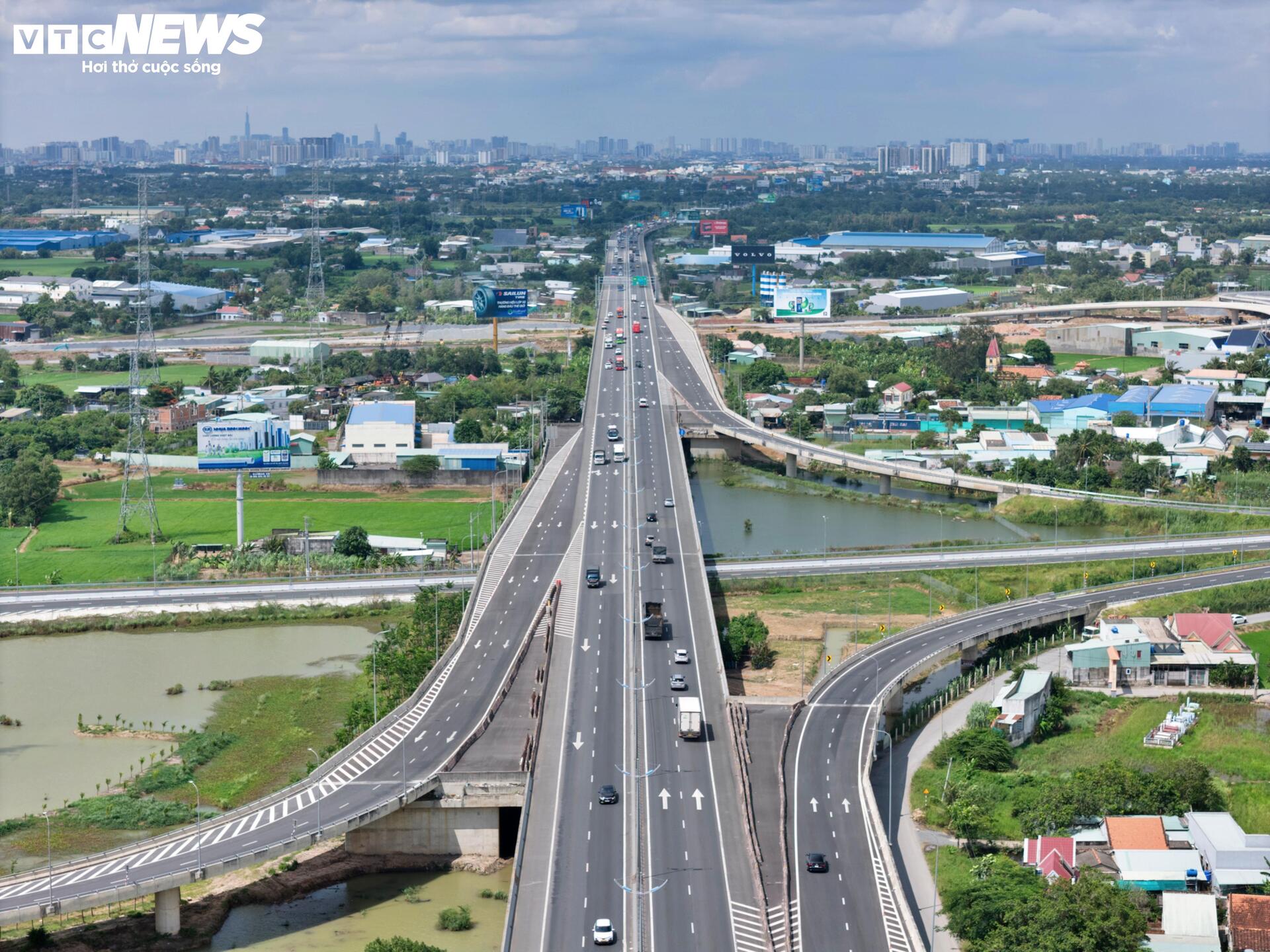 Cận cảnh n&uacute;t giao Mỹ Y&ecirc;n kết nối 3 cao tốc ngh&igrave;n tỷ trước th&ocirc;ng xe kỹ thuật - Ảnh 16.