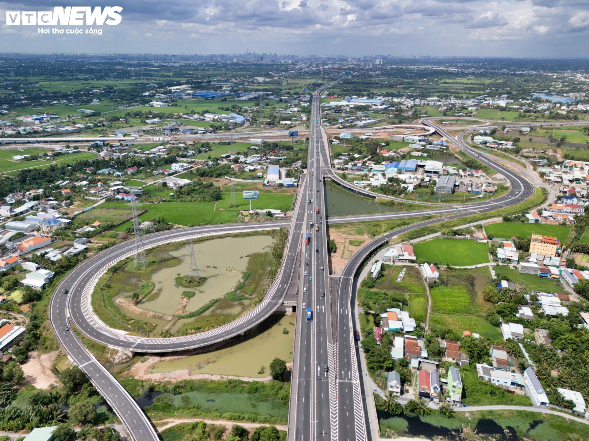 Cận cảnh n&uacute;t giao Mỹ Y&ecirc;n kết nối 3 cao tốc ngh&igrave;n tỷ trước th&ocirc;ng xe kỹ thuật - Ảnh 2.