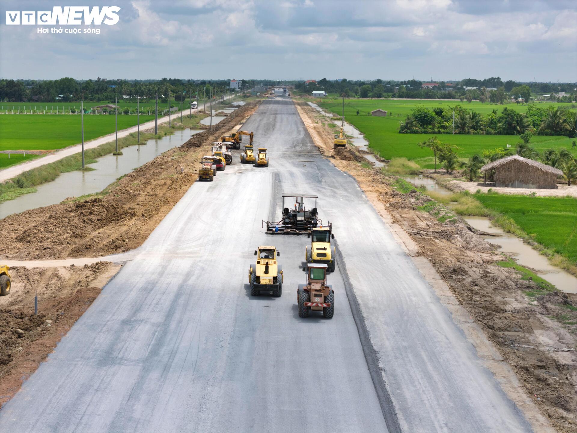 Cận cảnh n&uacute;t giao Mỹ Y&ecirc;n kết nối 3 cao tốc ngh&igrave;n tỷ trước th&ocirc;ng xe kỹ thuật - Ảnh 9.