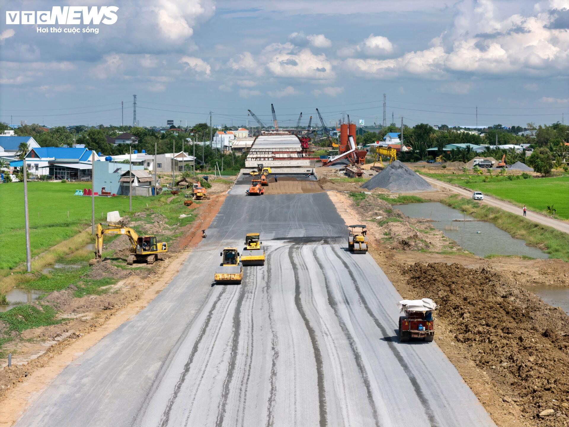 Cận cảnh n&uacute;t giao Mỹ Y&ecirc;n kết nối 3 cao tốc ngh&igrave;n tỷ trước th&ocirc;ng xe kỹ thuật - Ảnh 15.