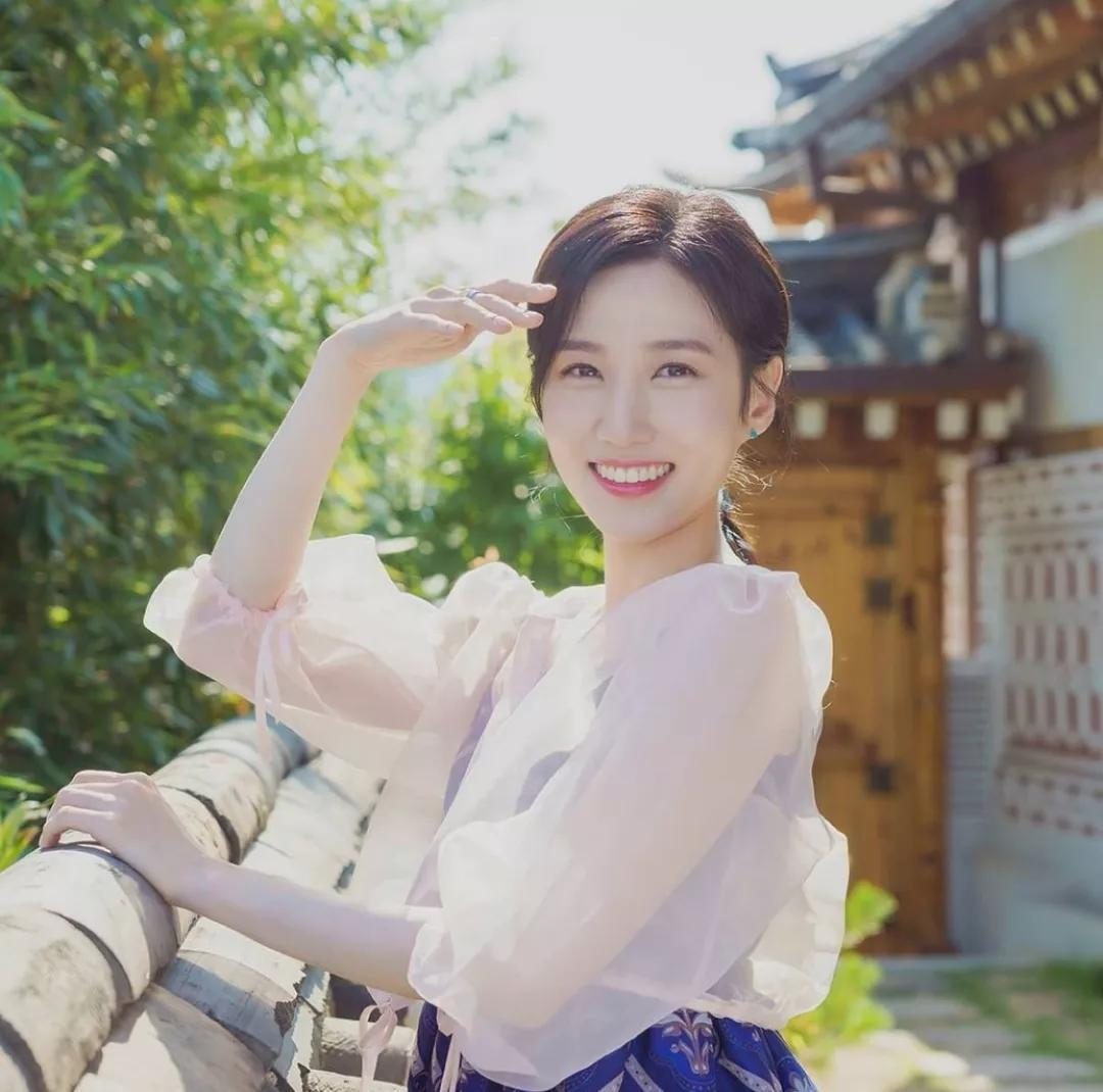 Mỹ nhân Hàn đổi đời nhờ diện áo dài Việt, cứ xuất hiện là tẩy não cả thế giới! - Ảnh 6. Mỹ nhân Hàn đổi đời nhờ diện áo dài Việt, cứ xuất hiện là tẩy não cả thế giới! - Ảnh 6.