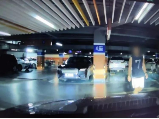 Giám đốc ngân hàng tố vợ ngoại tình với HLV thể hình, công khai "bằng chứng" từ camera gắn trên ô tô - Ảnh 4. Giám đốc ngân hàng tố vợ ngoại tình với HLV thể hình, công khai "bằng chứng" từ camera gắn trên ô tô - Ảnh 4.