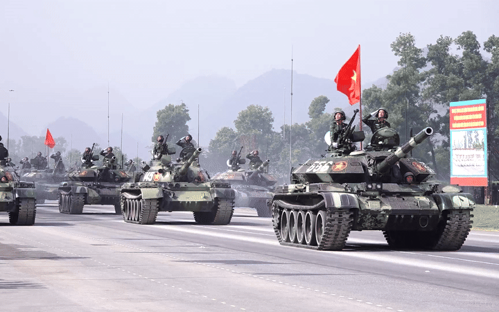 Lửa ngùn ngụt kèm nổ lớn tại kho xưởng ở Hà Nội, cảnh sát xuyên đêm chữa cháy - Ảnh 3.