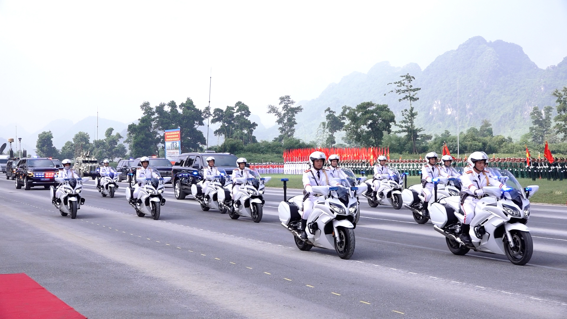Hàng trăm xe tăng, xe bọc thép, tên lửa, UAV lần đầu xuất hiện ở Hà Nội chuẩn bị cho ngày 2/9 - Ảnh 4.