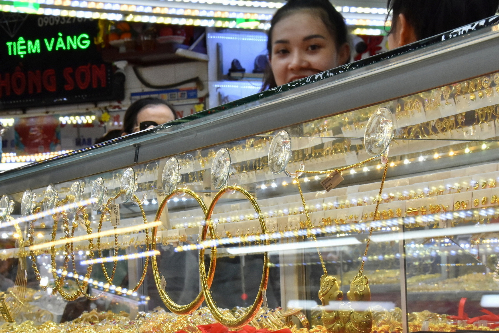 Gi&aacute; v&agrave;ng h&ocirc;m nay 17 - 7: Biến động mạnh do tin tức ch&iacute;nh trị - Ảnh 1.