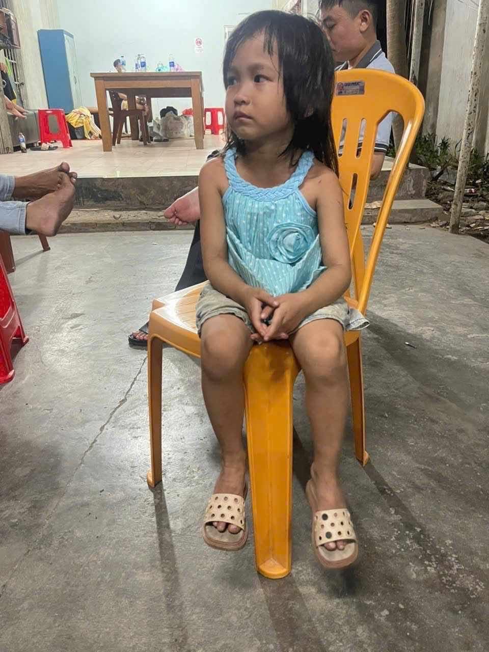 Bé 5 tuổi đi lạc 8 ngày đã có người đến nhận là cô ruột - Ảnh 1.