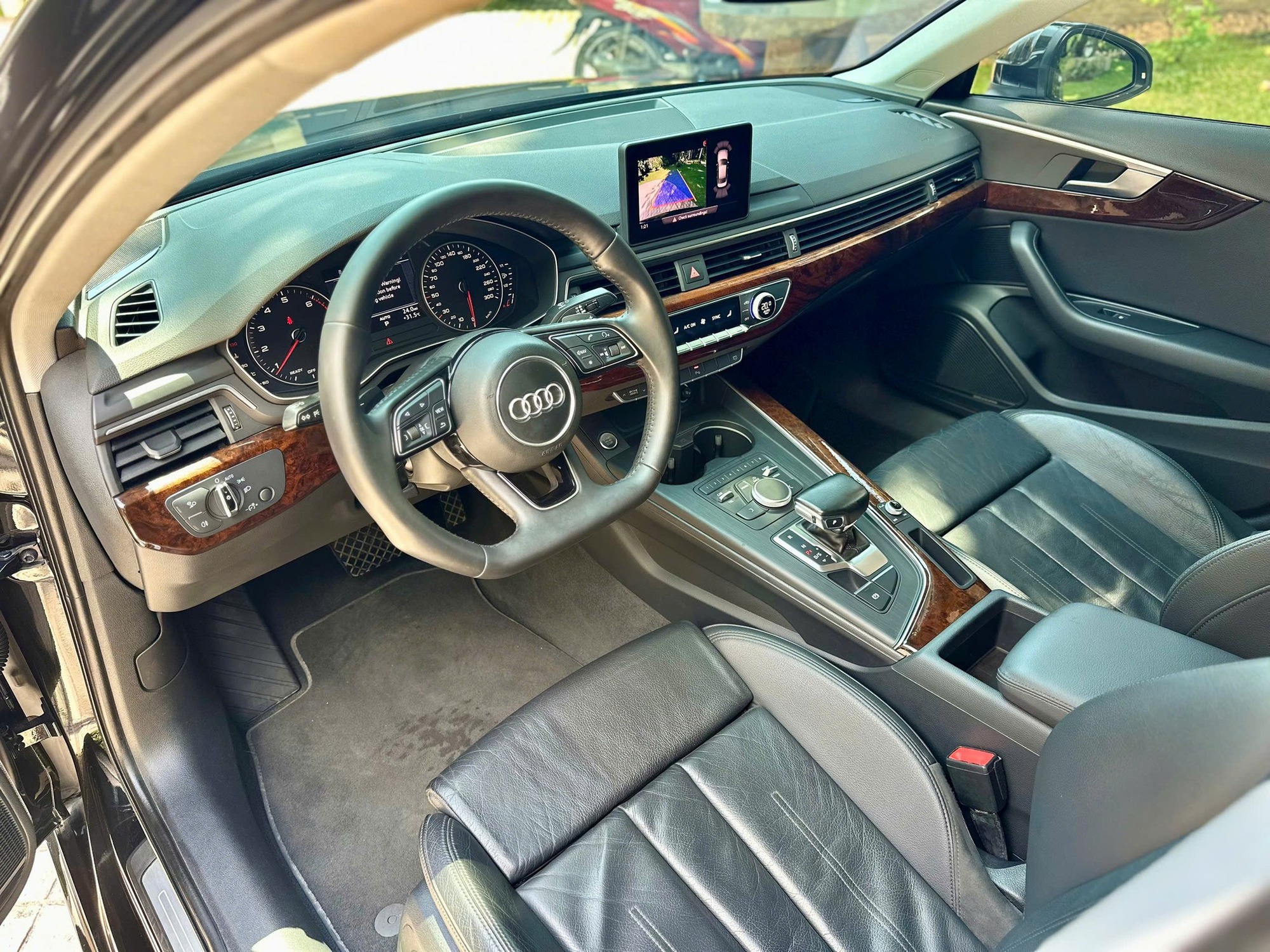 Audi A4 hàng hiếm bán lại ngang Kia K3 'đập hộp': Là bản 'full option' từng dùng cho sự kiện đặc biệt với rèm và loa hàng hiệu - Ảnh 3.