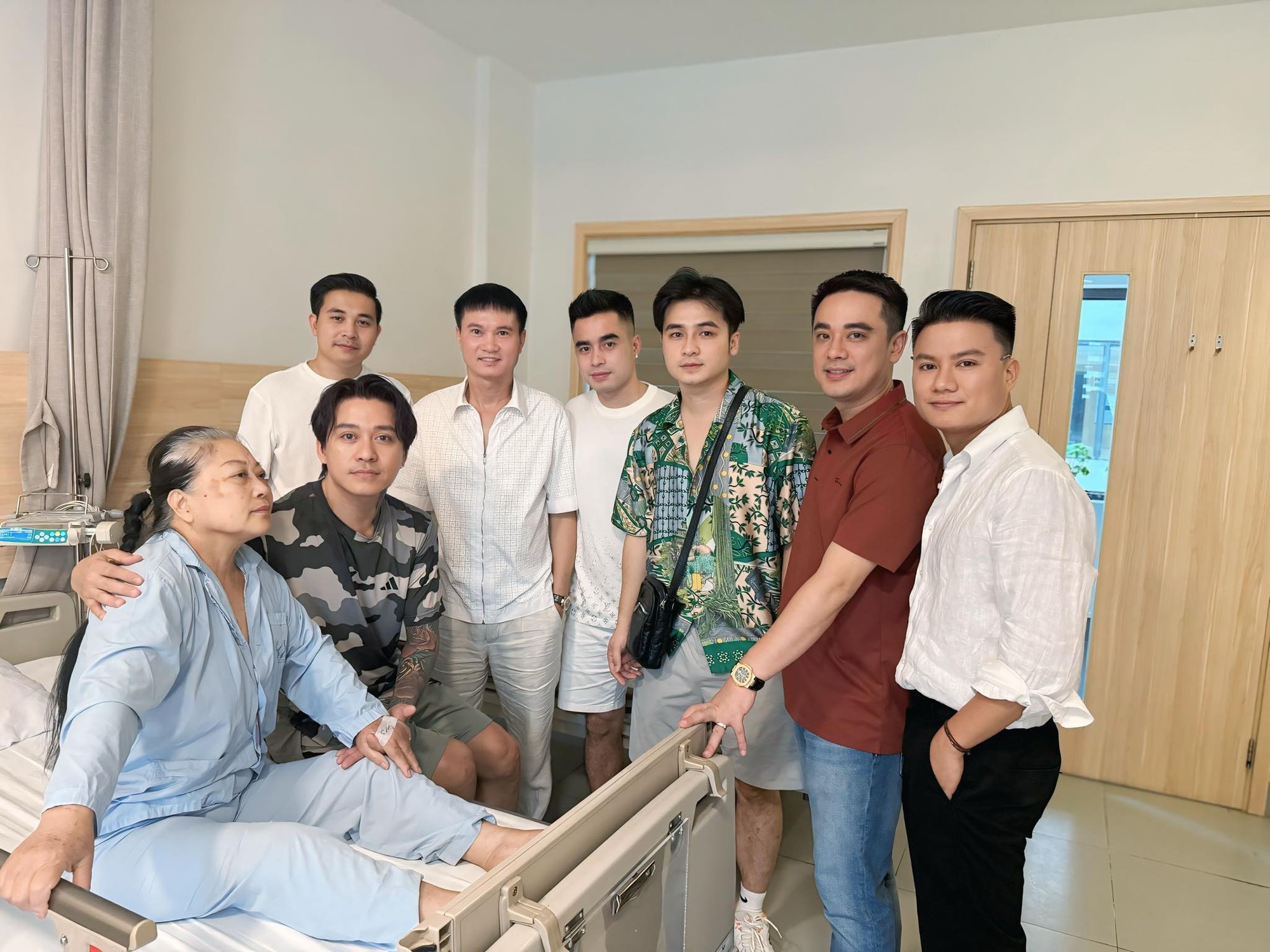 Tuấn Hưng bất ngờ cạo trọc đầu - Ảnh 2. Tuấn Hưng bất ngờ cạo trọc đầu - Ảnh 2.