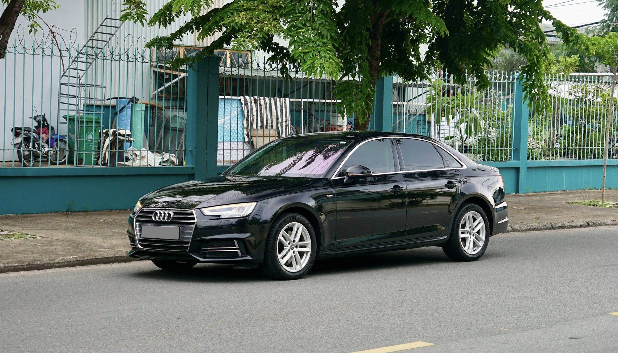 Audi A4 hàng hiếm bán lại ngang Kia K3 'đập hộp': Là bản 'full option' từng dùng cho sự kiện đặc biệt với rèm và loa hàng hiệu - Ảnh 2.