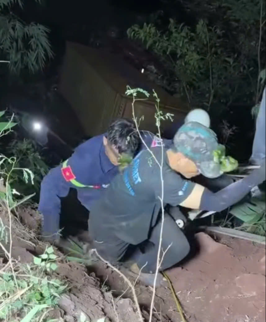 Đu d&acirc;y giải cứu t&agrave;i xế mắc kẹt trong cabin xe container lao xuống vực s&acirc;u 70 m - Ảnh 2.