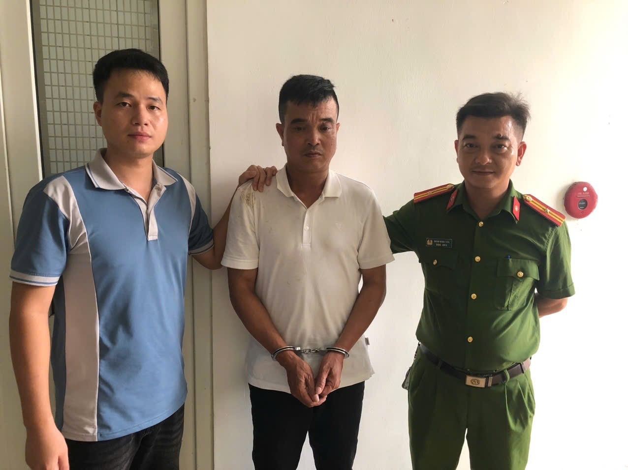 Bắt đối tượng giả danh bác sĩ tiếp cận trẻ em tại Quảng Ninh - Ảnh 1.