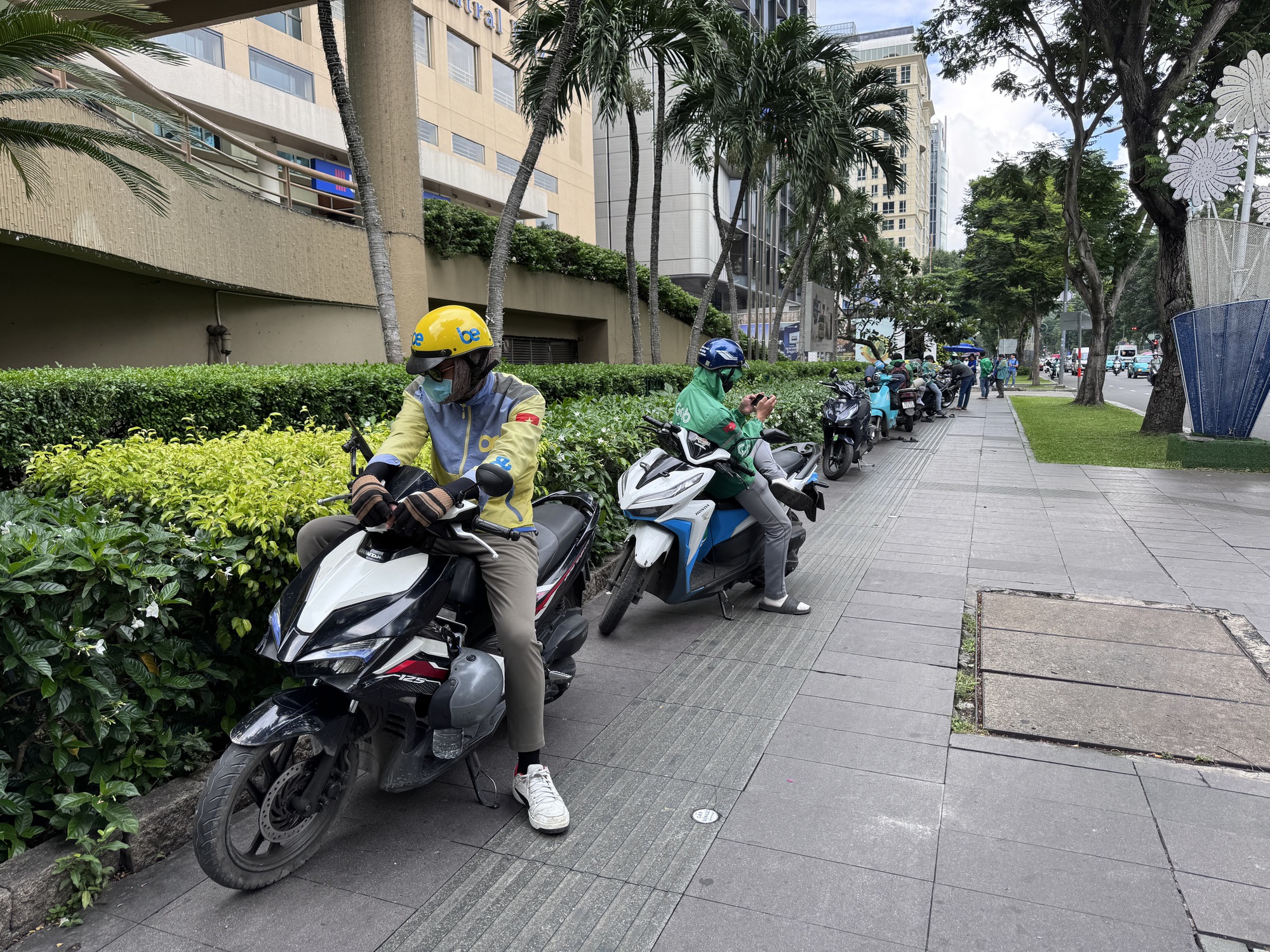Đề án chuyển đổi xe máy xăng sang xe điện: Thách thức cho tài xế công nghệ - Ảnh 1.