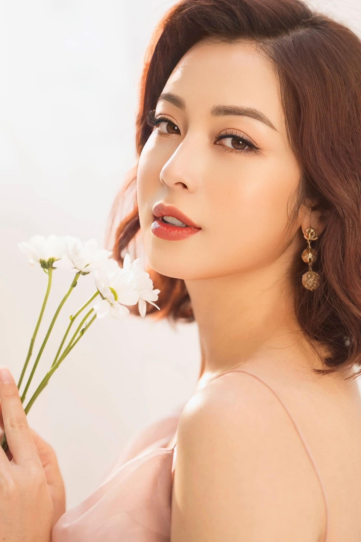 Mẹ 4 con Jennifer Phạm không sợ già, thích vẻ đẹp tuổi 40 hơn thuở đôi mươi: Có mẹo chăm sóc da an toàn, khoa học đáng học hỏi- Ảnh 1.