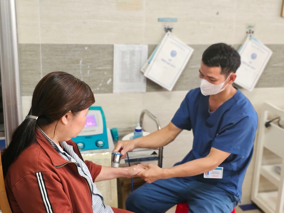 Người tham gia BHYT 5 năm liên tục, được hưởng quyền lợi gì? - Ảnh 1.