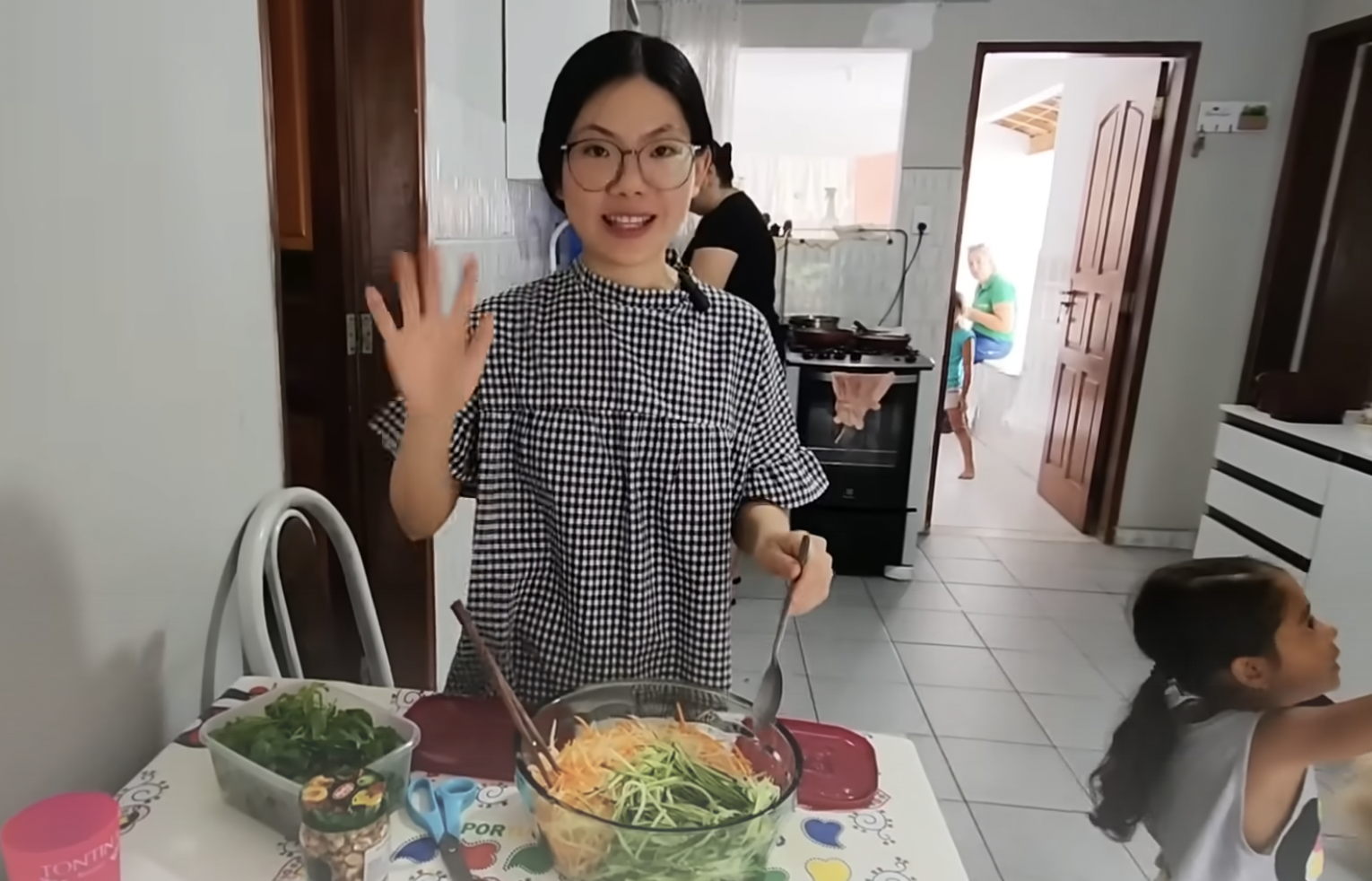 Đại gia đình Brazil xuýt xoa trước 1 món gỏi Việt Nam: 'Thử rồi không buông được đũa'- Ảnh 1.