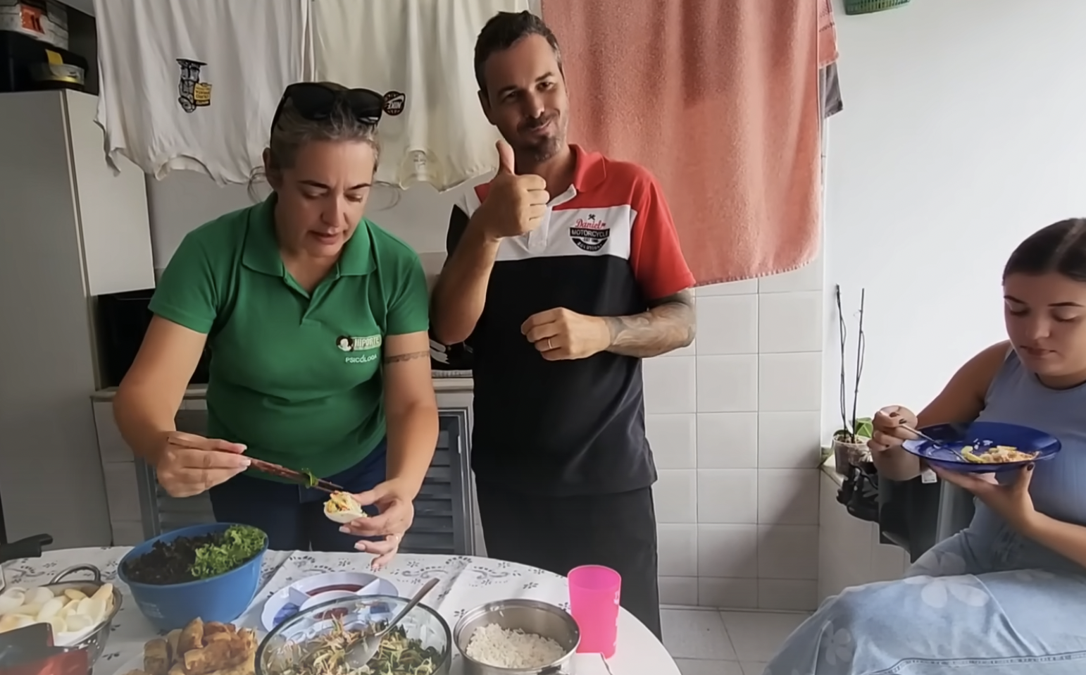 Đại gia đình Brazil xuýt xoa trước 1 món gỏi Việt Nam: 'Thử rồi không buông được đũa'- Ảnh 3.