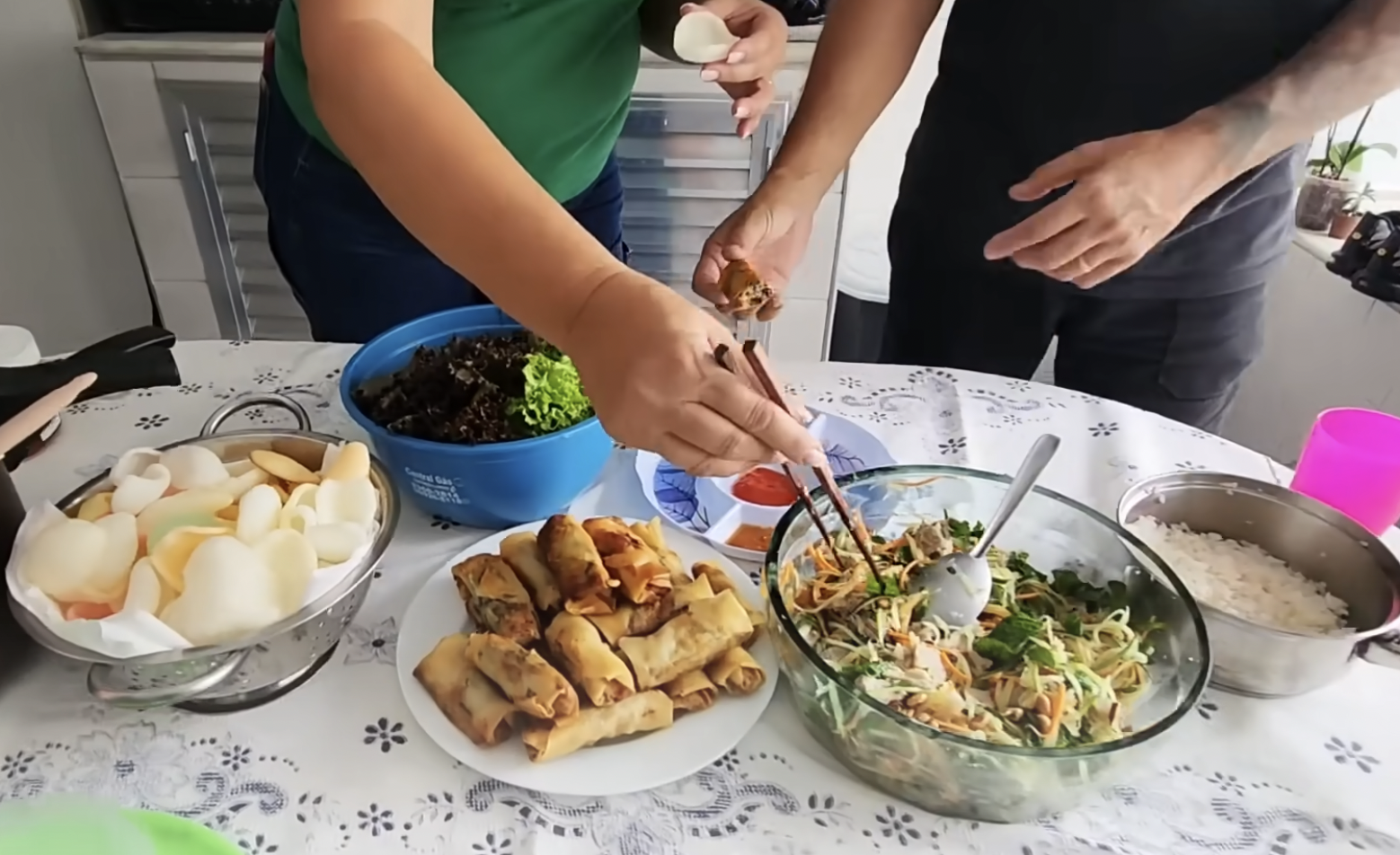 Đại gia đình Brazil xuýt xoa trước 1 món gỏi Việt Nam: 'Thử rồi không buông được đũa'- Ảnh 6.