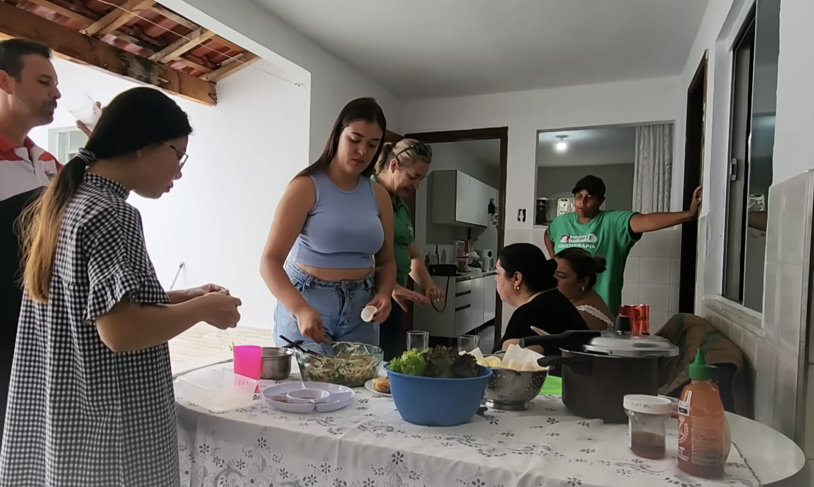 Đại gia đình Brazil xuýt xoa trước 1 món gỏi Việt Nam: 'Thử rồi không buông được đũa'- Ảnh 5.