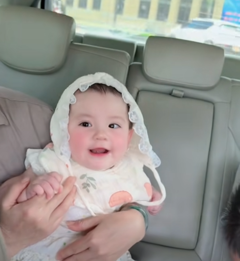 Con gái của Tiktoker Long Chun gây sốt vì quá xinh ngoan yêu, nhìn cứ như em bé lai!- Ảnh 1.