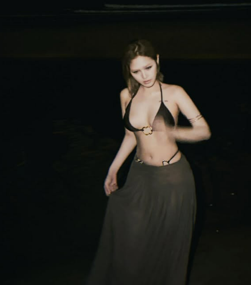 Xoài Non khoe body sexy bỏng mắt, tình tứ với Gil Lê mặc kệ lùm xùm pass đồ - Ảnh 3.