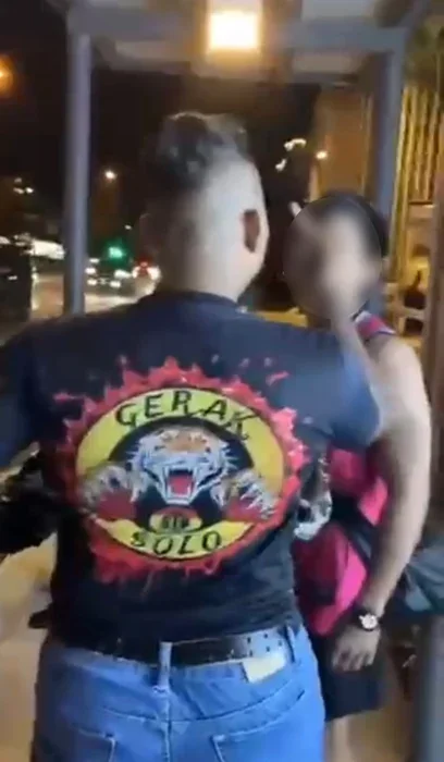 Thách đấu với người đàn ông, nhân viên bảo vệ cao to bị đo ván, biết danh tính đối phương mới ngã ngửa - Ảnh 1.