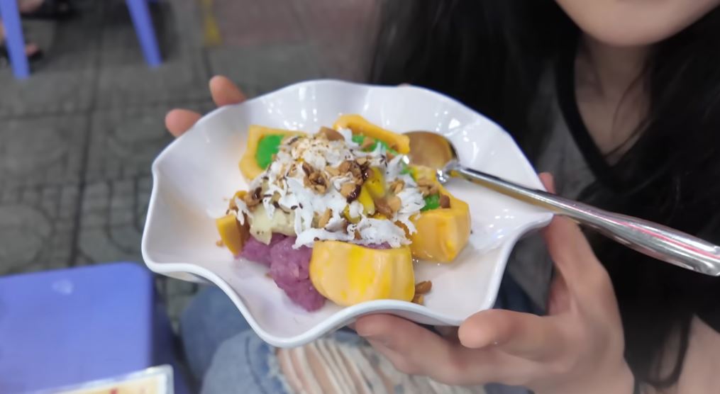 Khách Trung Quốc thích mê 1 món vỉa hè tại TP HCM, thốt lên: "Sống ở Việt Nam sung sướng quá"- Ảnh 2.