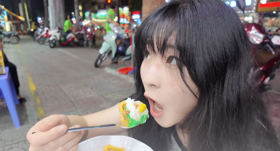 Khách Trung Quốc thích mê 1 món vỉa hè tại TP HCM, thốt lên: "Sống ở Việt Nam sung sướng quá"- Ảnh 3.