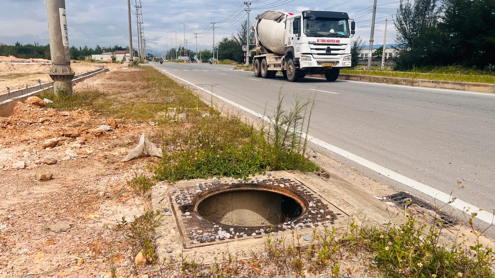 Điều khó tin trên tuyến đường 210 tỉ đồng ở Quảng Trị: Hàng loạt nắp hố ga biến mất - Ảnh 1. Điều khó tin trên tuyến đường 210 tỉ đồng ở Quảng Trị: Hàng loạt nắp hố ga biến mất - Ảnh 1.
