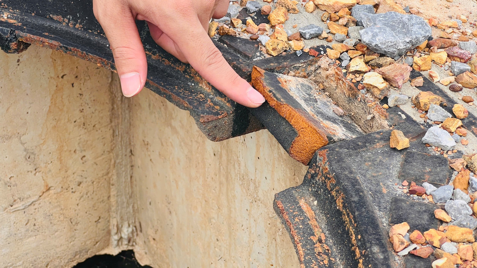 Điều khó tin trên tuyến đường 210 tỉ đồng ở Quảng Trị: Hàng loạt nắp hố ga biến mất - Ảnh 4. Điều khó tin trên tuyến đường 210 tỉ đồng ở Quảng Trị: Hàng loạt nắp hố ga biến mất - Ảnh 4.