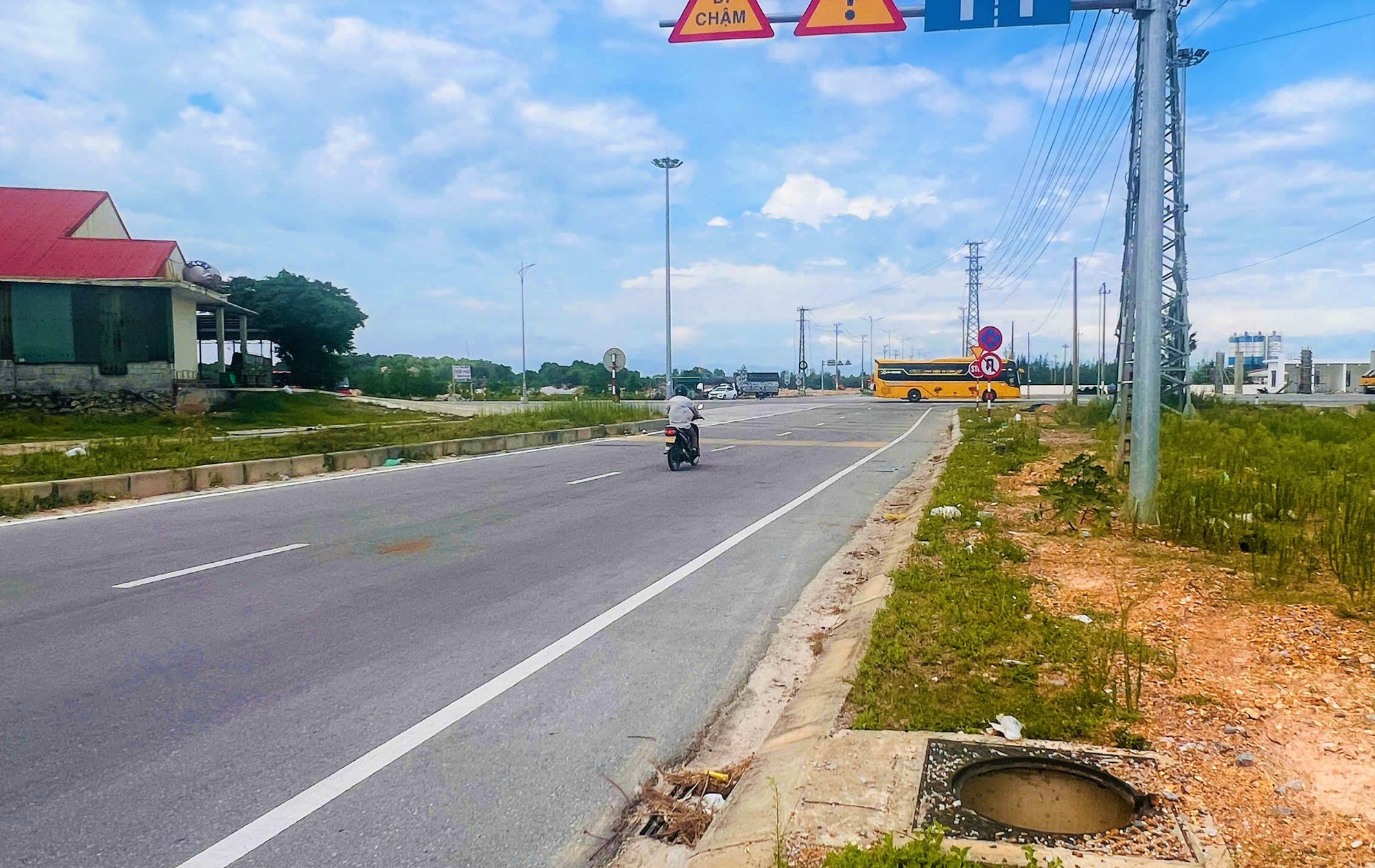 Điều khó tin trên tuyến đường 210 tỉ đồng ở Quảng Trị: Hàng loạt nắp hố ga biến mất - Ảnh 3. Điều khó tin trên tuyến đường 210 tỉ đồng ở Quảng Trị: Hàng loạt nắp hố ga biến mất - Ảnh 3.