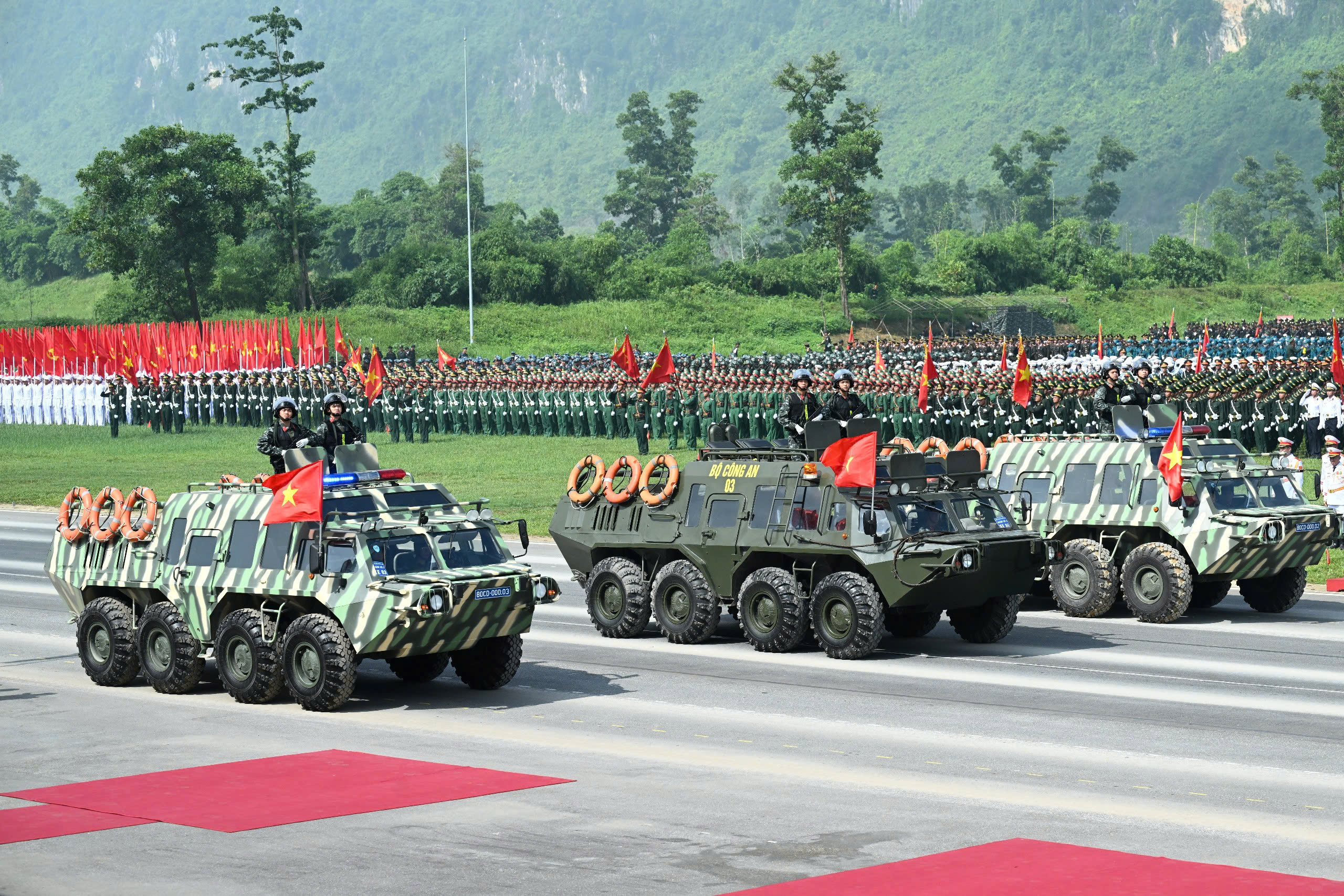 Dàn vũ khí, khí tài lần đầu hợp luyện chuẩn bị cho 2/9: Tổ hợp tên lửa phòng không, xe UAV cảm tử, xe tăng - Ảnh 2.