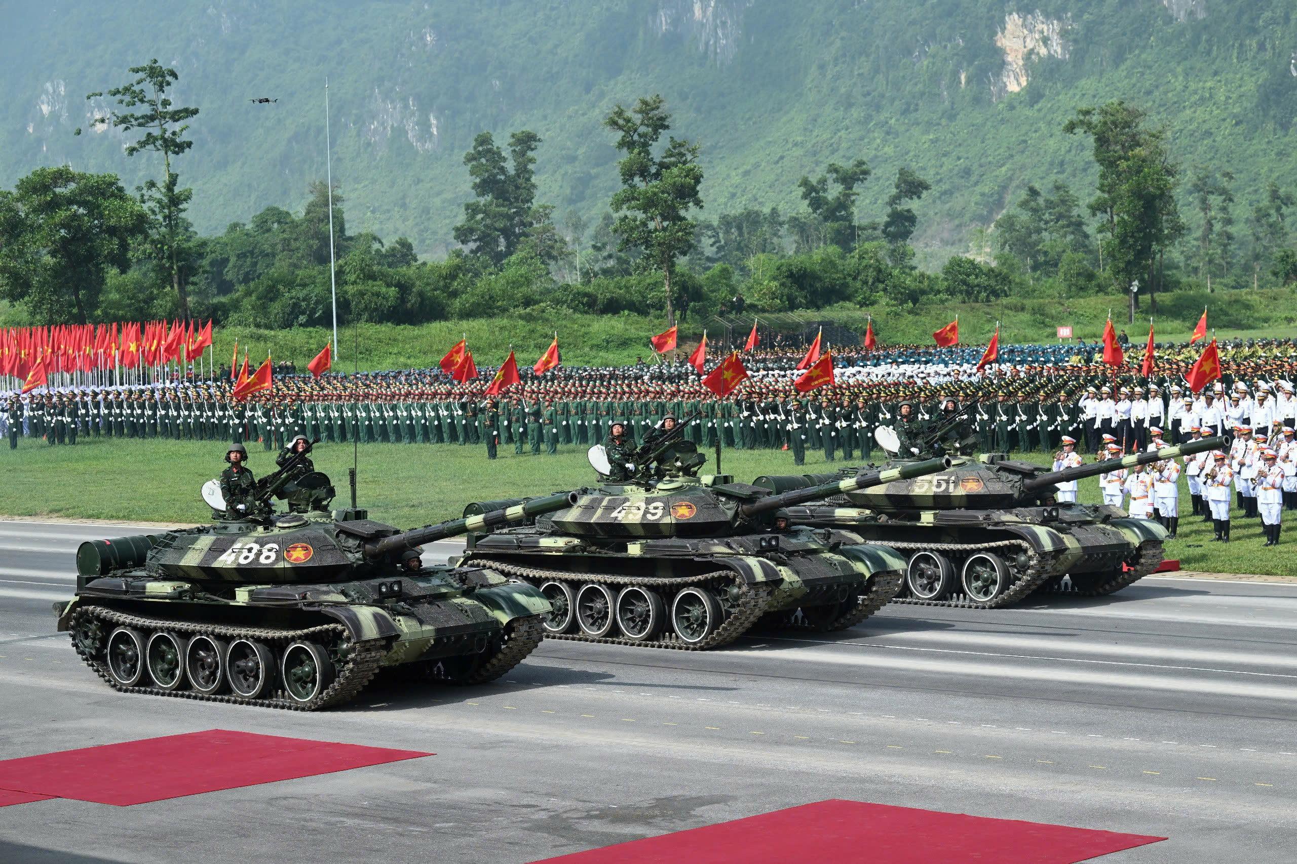 Dàn vũ khí, khí tài lần đầu hợp luyện chuẩn bị cho 2/9: Tổ hợp tên lửa phòng không, xe UAV cảm tử, xe tăng - Ảnh 5.