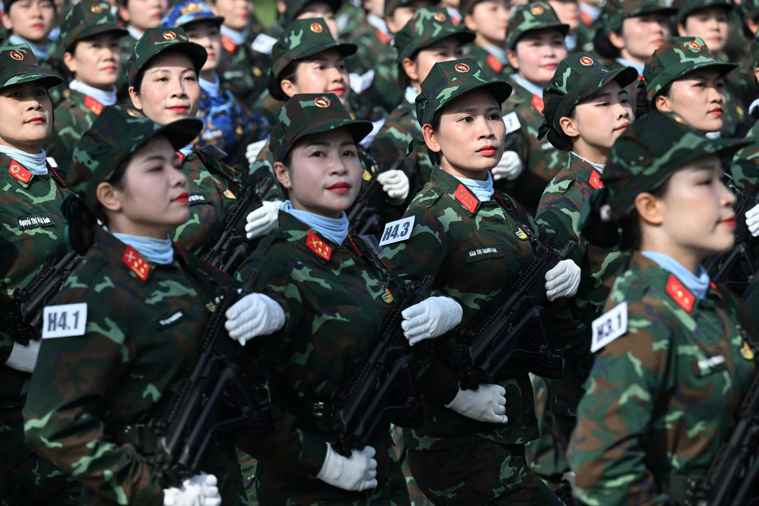 9 khối nữ chiến sĩ Công an, Quân đội tổng hợp luyện cho ngày 2/9: Vượt nắng hè, rèn ý chí, vững bước chân - Ảnh 3.
