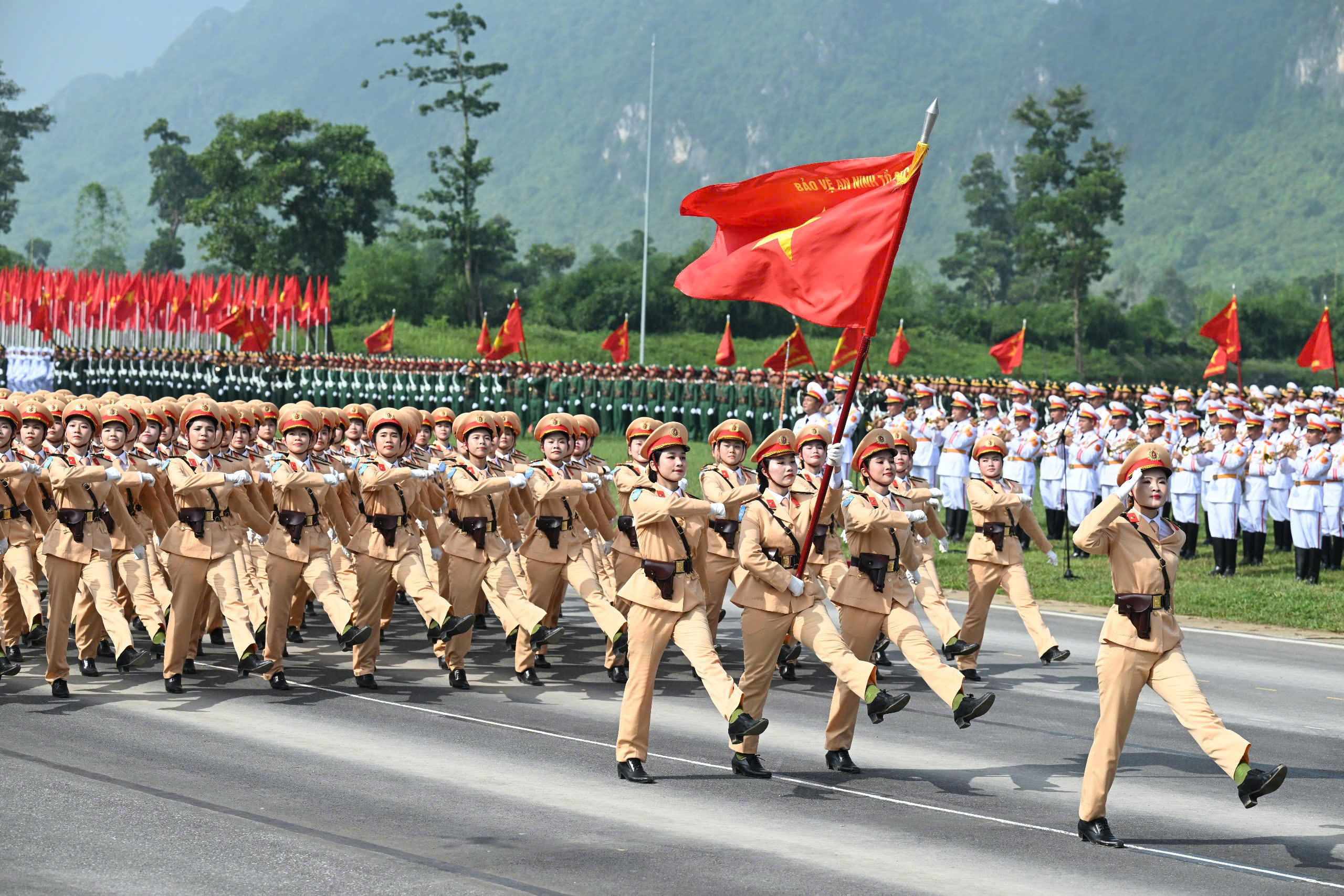 9 khối nữ chiến sĩ Công an, Quân đội tổng hợp luyện cho ngày 2/9: Vượt nắng hè, rèn ý chí, vững bước chân - Ảnh 8.