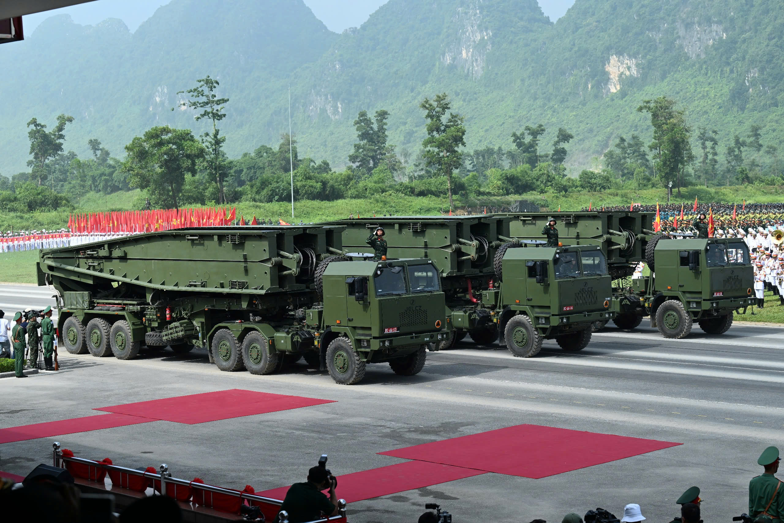 Dàn vũ khí, khí tài lần đầu hợp luyện chuẩn bị cho 2/9: Tổ hợp tên lửa phòng không, xe UAV cảm tử, xe tăng - Ảnh 13.