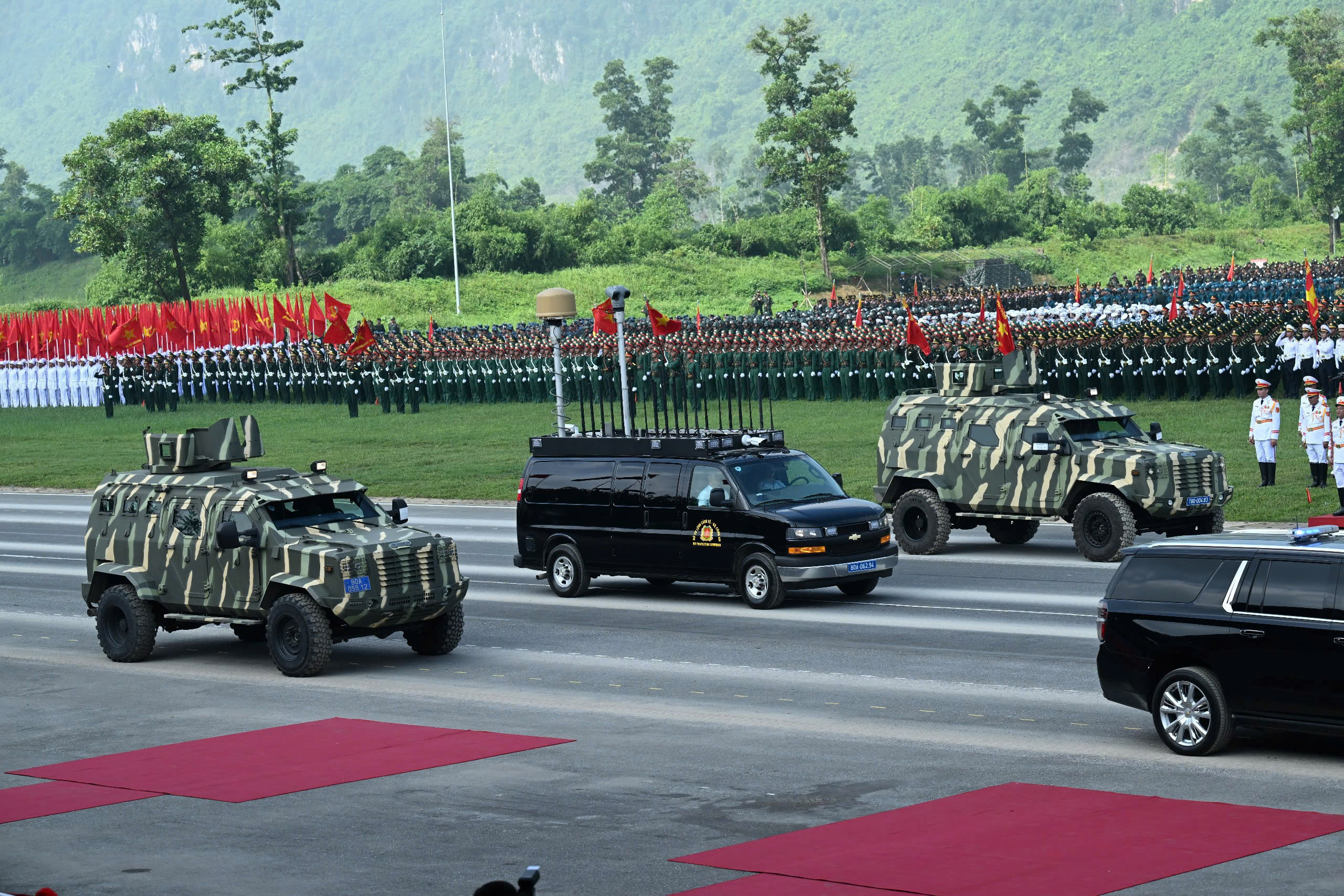 Dàn vũ khí, khí tài lần đầu hợp luyện chuẩn bị cho 2/9: Tổ hợp tên lửa phòng không, xe UAV cảm tử, xe tăng - Ảnh 1.