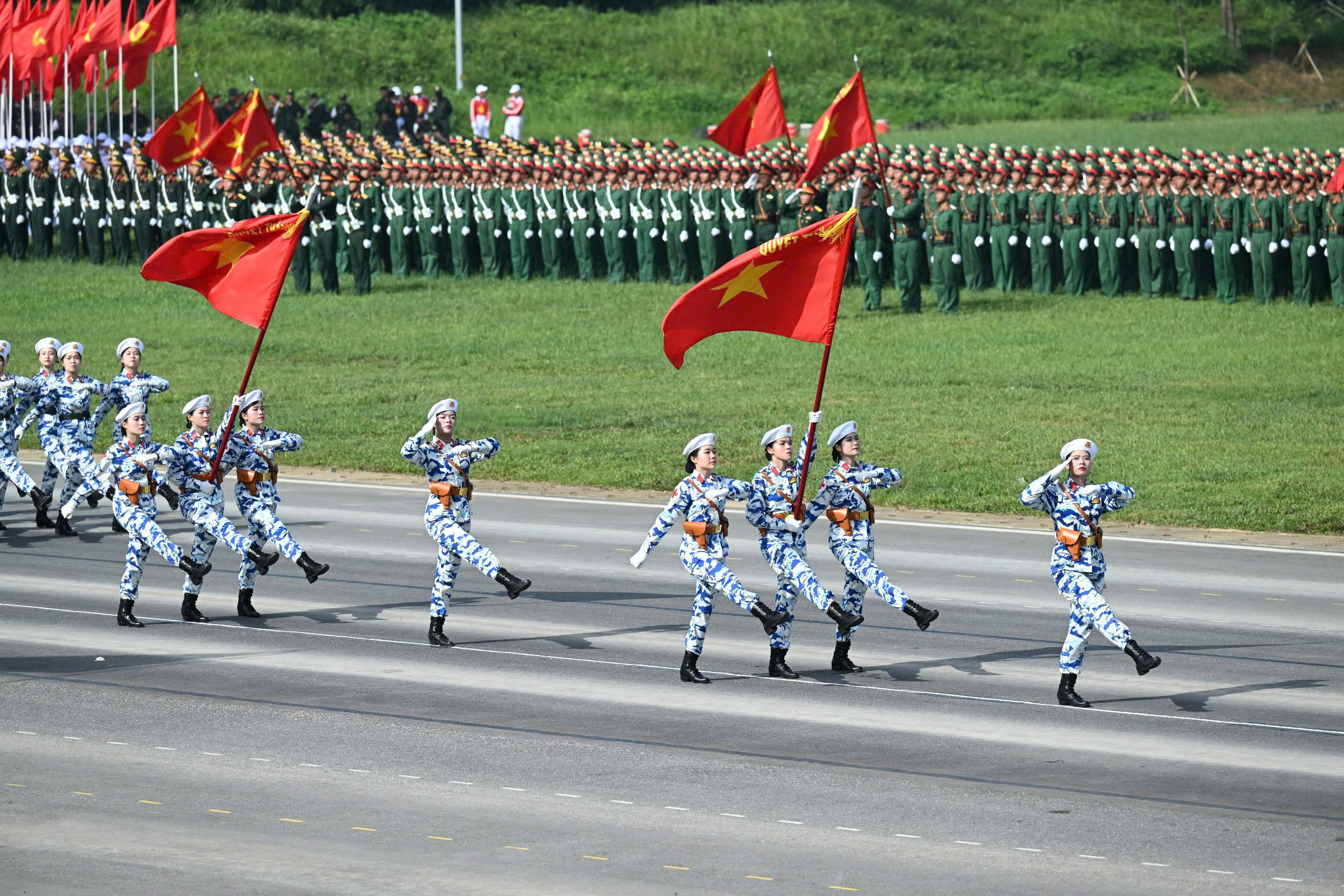 9 khối nữ chiến sĩ Công an, Quân đội tổng hợp luyện cho ngày 2/9: Vượt nắng hè, rèn ý chí, vững bước chân - Ảnh 4.
