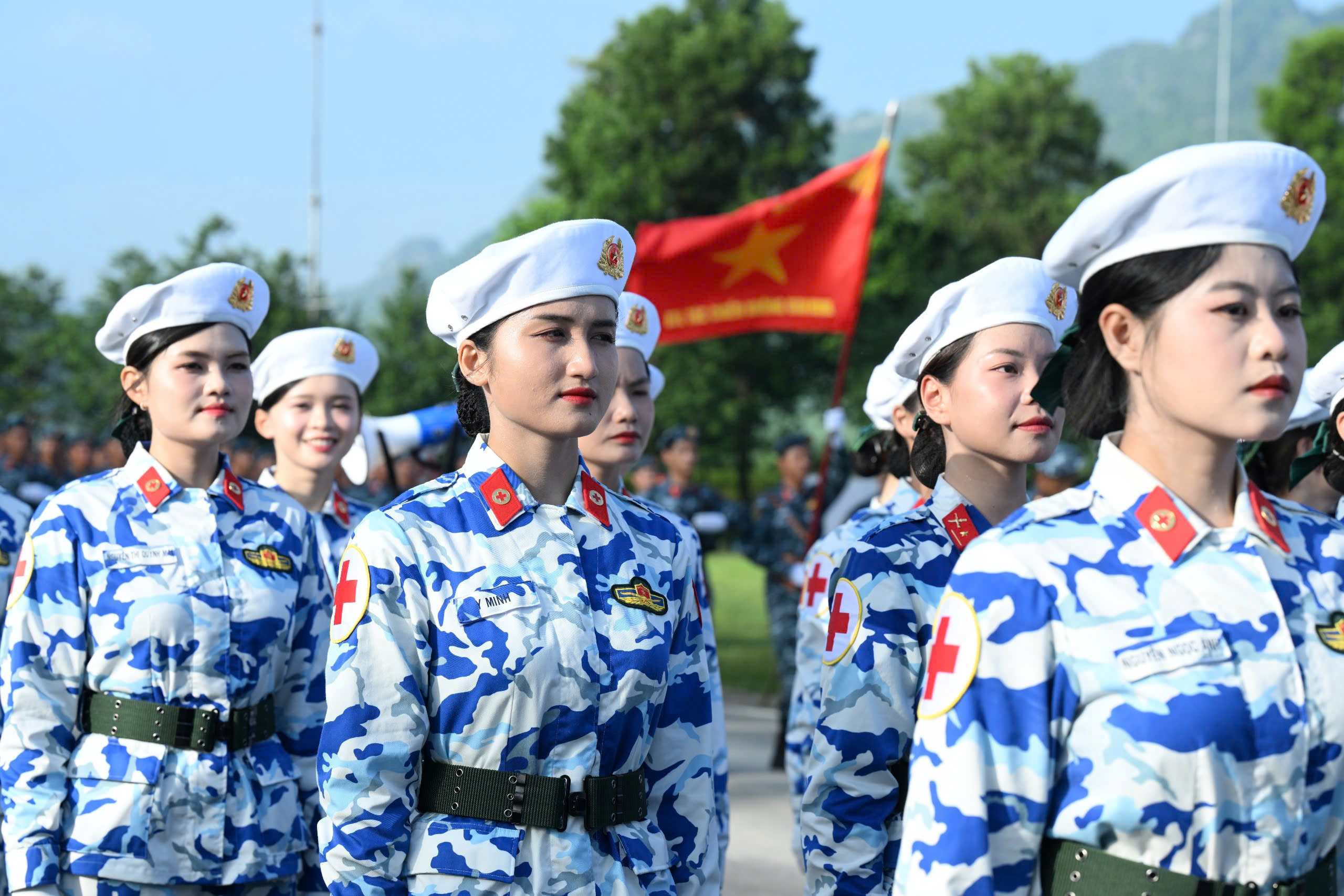 9 khối nữ chiến sĩ Công an, Quân đội tổng hợp luyện cho ngày 2/9: Vượt nắng hè, rèn ý chí, vững bước chân - Ảnh 6.