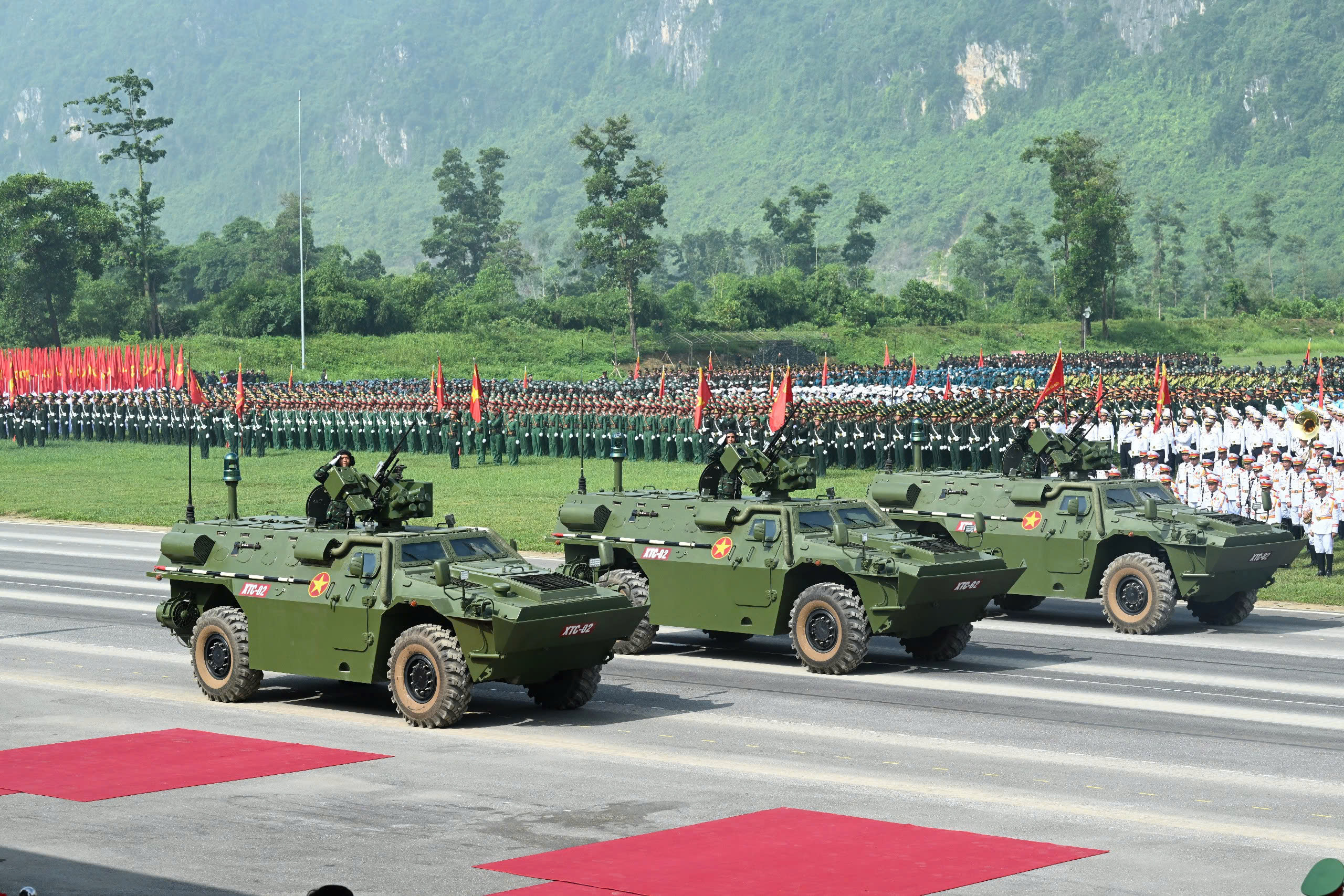 Dàn vũ khí, khí tài lần đầu hợp luyện chuẩn bị cho 2/9: Tổ hợp tên lửa phòng không, xe UAV cảm tử, xe tăng - Ảnh 3.