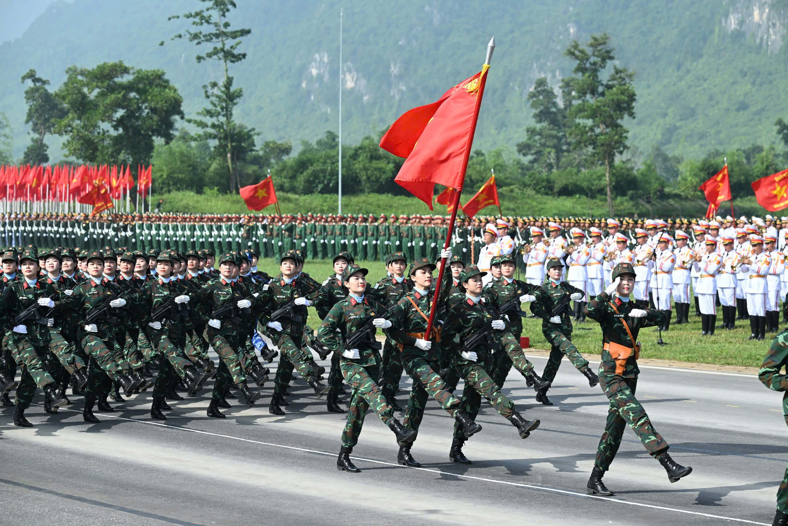 9 khối nữ chiến sĩ Công an, Quân đội tổng hợp luyện cho ngày 2/9: Vượt nắng hè, rèn ý chí, vững bước chân - Ảnh 1.