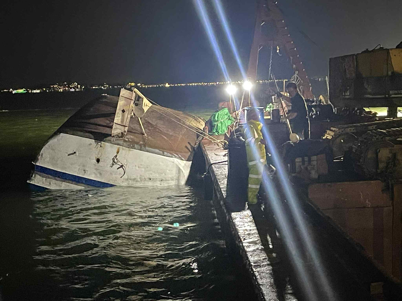 Vụ lật tàu Hạ Long: Thợ lặn phát hiện thi thể bên trong tàu du lịch bị đắm - Ảnh 2.