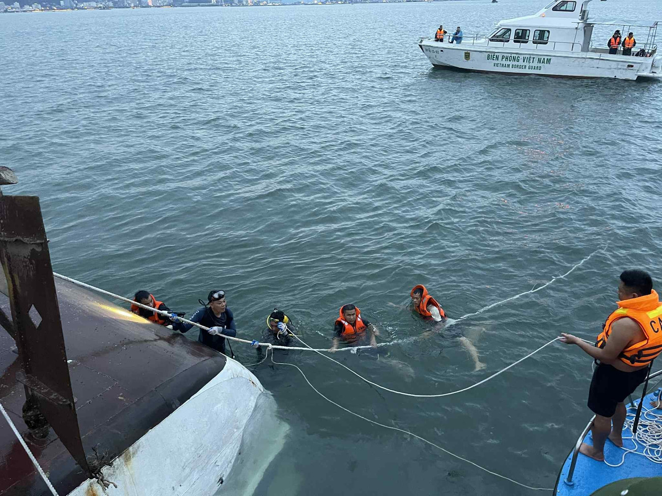 Vụ lật tàu Hạ Long: Thợ lặn phát hiện thi thể bên trong tàu du lịch bị đắm - Ảnh 8.