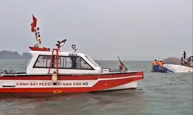 Lật tàu Quảng Ninh: Thủ tướng chỉ đạo khẩn trương tìm kiếm cứu nạn và khắc phục hậu quả - Ảnh 1. Lật tàu Quảng Ninh: Thủ tướng chỉ đạo khẩn trương tìm kiếm cứu nạn và khắc phục hậu quả - Ảnh 1.